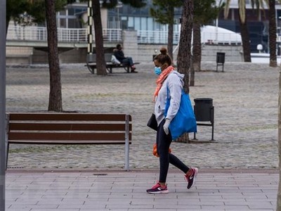 Người dân đeo khẩu trang để phòng tránh lây nhiễm COVID-19 tại Barcelona, Tây Ban Nha, ngày 18/3/2020. (Nguồn: THX/TTXVN).
