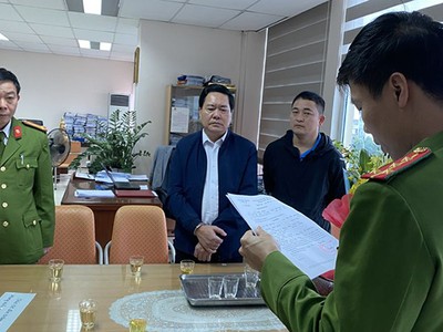 Nghi can Nguyễn Ngọc Đính (thứ hai từ trái sang) bị tạm ngày 19/3.