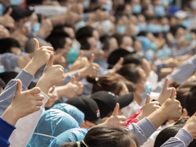Nhân viên y tế từ Hà Nam đưa ngón tay cái lên Vũ Hán trước khi rời thành phố vào thứ Năm 19/3. (Nguồn: Tân Hoa Xã).