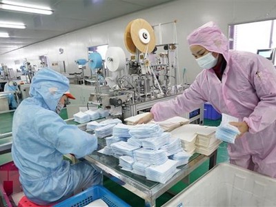 Công nhân nỗ lực may khẩu trang y tế tại một nhà máy ở Vũ Hán, Trung Quốc. (Ảnh: THX/TTXVN).