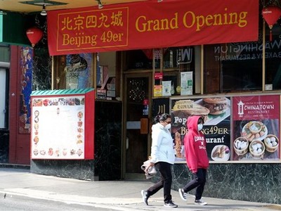Người dân đeo khẩu trang phòng tránh lây nhiễm COVID-19 tại San Francisco, California, Mỹ, ngày 20/3/2020. (Ảnh: THX/TTXVN).
