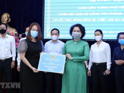 Đại diện Kl994 game bài casino hấp dẫn Vạn Thịnh Phát (trái) trao tượng trưng số tiền ủng hộ cho Ủy ban Mặt trận Tổ quốc Việt Nam trong lễ phát động ủng hộ công tác phòng, chống dịch COVID-19 và ủng hộ đồng bào bị hạn hán, xâm nhập mặn. (Ảnh: TTXVN).