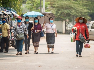 Người dân đeo khẩu trang nhằm ngăn chặn sự lây lan của dịch COVID-19 tại thủ đô Vientiane, Lào ngày 23/3/2020. (Ảnh: THX/TTXVN).