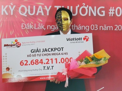 Ông T. đến nhận giải tại chi nhánh Vietlott. 
