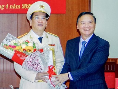 Bí thư Tỉnh ủy Khánh Hòa Nguyễn Khắc Định chúc mừng tân Giám đốc Công an tỉnh Đào Xuân Lân.