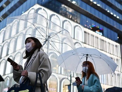 Người dân đeo khẩu trang để phòng tránh lây nhiễm COVID-19 tại Tokyo, Nhật Bản. (Ảnh: AFP/TTXVN).
