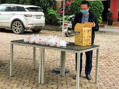 Anh Nguyễn Phan Huy Khôi hàng ngày đến những điểm phát quà miễn phí để "tiếp sức" bằng những túi thực phẩm mới.