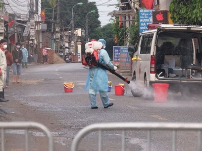 Phun khử khuẩn lối vào thôn Hạ Lôi. 