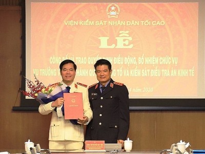 Ông Nguyễn Quang Dũng (trái) nhận quyết định bổ nhiệm. Ảnh: Viện KSND Tối cao.