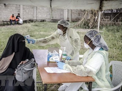 Y tá đo thân nhiệt phòng lây nhiễm COVID-19 tại bệnh viện ở Nairobi, Kenya, ngày 18/3/2020. (Nguồn: AFP/TTXVN).