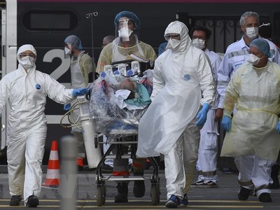 Nhân viên y tế chuyển bệnh nhân nhiễm COVID-19 tại Bordeaux, Tây Nam Pháp ngày 3/4/2020. (Nguồn: AFP/TTXVN).