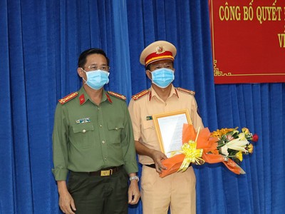 Đại tá Nguyễn Văn Trãi, Giám đốc Công an tỉnh Tây Ninh, trao quyết định bổ nhiệm của Bộ Trưởng Bộ Công an cho Thượng tá Phan Văn Triều (phải).