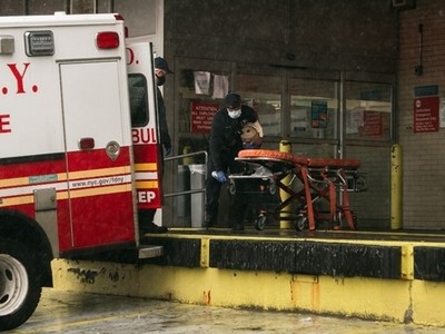 Nhân viên y tế khử trùng cáng cứu thương tại bệnh viện Brookdale ở Brooklyn, New York, ngày 13/4. Ảnh: AFP.