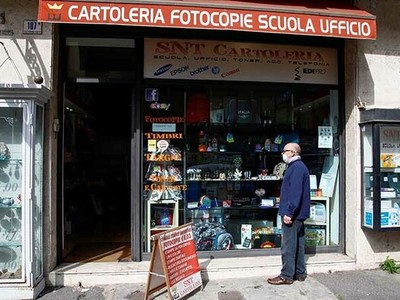 Người dân đứng trước một cửa hàng ở thành phố Catania, Italy hôm nay, sau khi Kl993 ưu đãi thưởng hấp dẫn cho phép một số nơi mở cửa lại. Ảnh: Reuters.