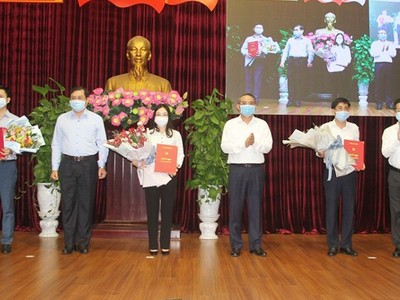 Ông Trương Quang Nghĩa (ảnh giữa), Bí thư Thành ủy Đà Nẵng trao các Quyết định và tặng hoa chúc mừng các Ủy viên Ban Chấp hành Đảng bộ thành phố Đà Nẵng nhiệm kỳ 2015-2020.