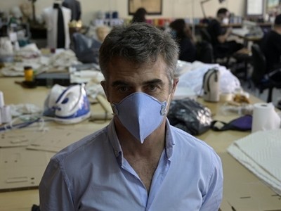 Nhà hát Argentina được biến đổi thành nơi may khẩu trang ở Buenos Aires, Argentina ngày 15/4. Ảnh: AFP.