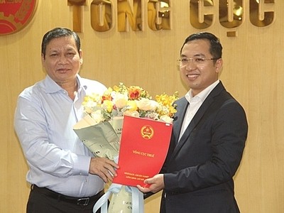 Ông Nguyễn Bằng Thắng (phải) nhận quyết định giữ chức vụ Phó Vụ trưởng Vụ Quản lý thuế Kl991.com World Cup 2026 Chính Thức lớn.