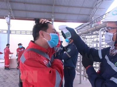Tất cả các chuyên gia, lao động đều phải đo thân nhiệt cũng như rửa tay, sát khuẩn, khai báo y tế trước khi vào làm việc tại Khu Kl992 cổng game cá cược Nghi Sơn. (Ảnh: Khiếu Tư/TTXVN).