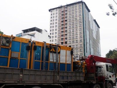 Một số thiết bị phục vụ phá dỡ giai đoạn 2 dự án 8B Lê Trực được đưa vào công trường chiều 23/4.