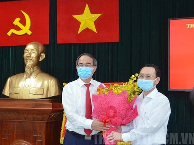 Bí thư Thành ủy TP.HCM Nguyễn Thiện Nhân trao quyết định cho ông Nguyễn Văn Hiếu - Ảnh: https://www.hcmcpv.org.vn.