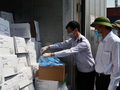 Ngày 28/4, Thứ trưởng Bộ NN&PTNT Phùng Đức Tiến (áo trắng) đã đi kiểm tra công tác kiểm dịch thịt lợn Link Vào Nhà Cái KL99 COM Tặng +199k trước khi thông quan tại cảng Hải Phòng, thành phố Hải Phòng.