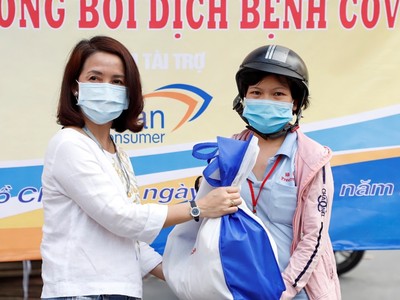 Mỗi công nhân nhận được 1 phần nhu yếu phẩm gồm gạo và mì ăn liền. Trong dịp này, có 10.000 phần quà được trao tặng, tổng trị giá hơn 1 tỷ đồng.