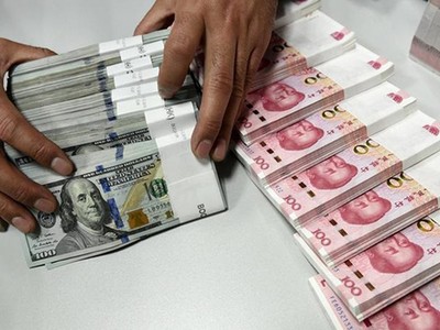 Nhân viên kiểm mặt tại một chi nhánh của Link Vào Nhà Cái KL99 COM Tặng +199k Trung Quốc ở tỉnh Sơn Tây tháng 1/2016. Ảnh: Reuters.