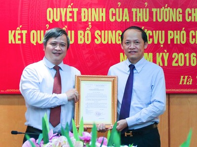 Chủ tịch UBND tỉnh Hà Tĩnh Trần Tiến Hưng trao quyết định và chúc mừng tân Phó Chủ tịch UBND tỉnh Nguyễn Hồng Lĩnh.