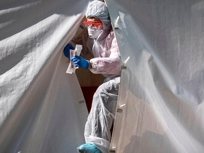 Nhân viên y tế bước ra từ một lều xét nghiệm nCoV ở thủ đô Moskva, Nga, ngày 2/5. Ảnh: Reuters.