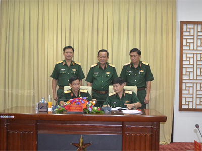 Thủ trưởng Bộ Tư lệnh Quân khu 7 chứng kiến ký biên bản bàn giao giữa Thiếu tướng Lê Bửu Tuấn và Thiếu tướng Đặng Văn Hùng.