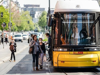 Người dân đeo khẩu trang phòng lây nhiễm COVID-19 tại Berlin, Đức ngày 27/4/2020. (Nguồn: THX/TTXVN).
