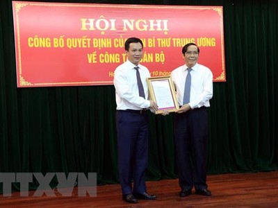 Phó Trưởng ban Thường trực Ban Tổ chức Trung ương Nguyễn Thanh Bình trao Quyết định của Ban Bí thư Trung ương Đảng cho ông Triệu Thế Hùng (bên trái).