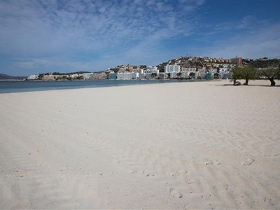 Một bãi biển vắng khách du lịch do dịch COVID-19 tại Calvia, Tây Ban Nha ngày 12/4/2020. (Nguồn: AFP/TTXVN).
