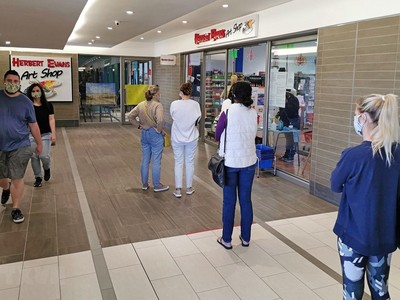 Người dân thực hiện giãn cách Trang Chủ KL99Com Số 1 Link Đăng Ký KL999 phòng lây nhiễm COVID-19 khi xếp hàng bên ngoài một cửa hàng ở Johannesburg, Nam Phi ngày 2/5/2020. (Ảnh: THX/TTXVN).