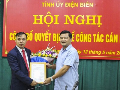 Ông Lò Văn Muôn, Phó Bí thư Thường trực Tỉnh ủy Điện Biên trao quyết định điều động, chỉ định giữ chức vụ Bí thư Huyện ủy Mường Nhé cho ông Nguyễn Quang Hưng.