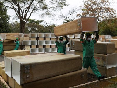 Những chiếc thùng được dùng làm quan tài tại nghĩa trang Sao Pedro, Sao Paulo, Brazil (Ảnh: Reuters).