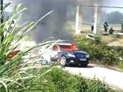 Chiếc xe chở đoàn công tác của Sở Xây dựng đã bị cháy trơ khung.