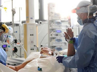 Nhân viên y tế điều trị cho bệnh nhân Covid-19 trong phòng chăm sóc tích cực tại bệnh viện Papa Giovanni XXIII ở Bergamo, Italy hôm 12/5. Ảnh: Reuters.