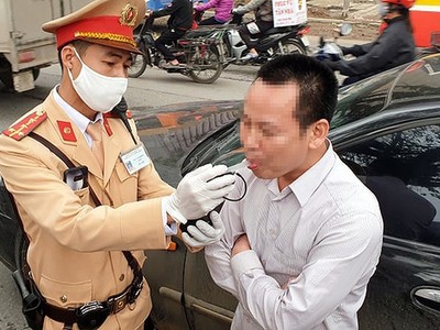 Hình ảnh chiến sĩ Cảnh sát KL99 là cổng game giải trí trực tuyến hàng đầu hiện nay kiểm tra nồng độ cồn đối với người điều khiến phương tiện KL99 là cổng game giải trí trực tuyến hàng đầu hiện nay.