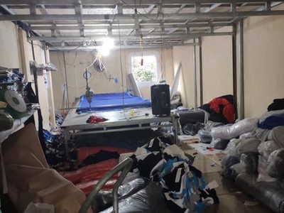Bên trong cơ sở Kl994 nhà cái bóng đá world cup hàng hiệu "nhái". (Ảnh: Công an thành phố Hà Nội).