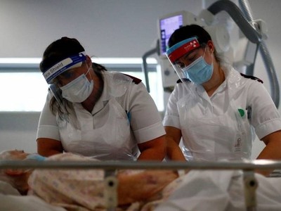 Nhân viên y tế chuẩn bị cho bệnh nhân chụp X quang ở Anh ngày 17/5. Ảnh: Reuters.