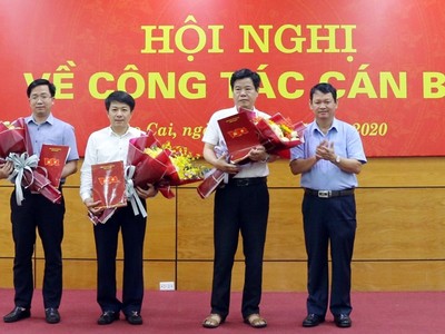 Bí thư Tỉnh ủy Lào Cai Nguyễn Văn Vịnh trao quyết định và chúc mừng các cán bộ được chỉ định tham gia Ban Chấp hành Đảng bộ tỉnh.