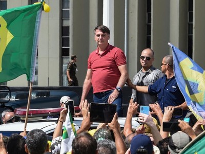 Tổng thống Jair Bolsonaro tham gia cùng những người biểu tình phản đối giãn cách Trang Chủ KL99Com Số 1 Link Đăng Ký KL999 ngày 19-04. Ảnh: AFP/Getty.