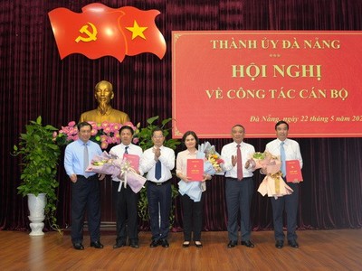 Lãnh đạo thành phố Đà Nẵng tặng hoa chúc mừng các thành viên được bổ sung vào Ban Thường vụ Thành ủy.