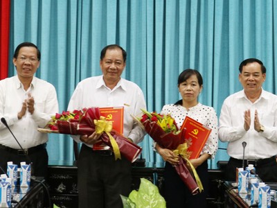 Đồng chí Phan Văn Mãi, Bí thư Tỉnh ủy Bến Tre cùng đồng chí Trần Ngọc Tam, Phó Bí thư Thường trực Tỉnh ủy Bến Tre trao quyết định và chúc mừng đồng chí Lê Thanh Vân và La Thị Thúy.