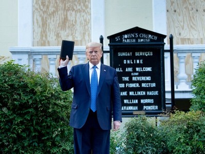 Tổng thống Mỹ Donald Trump giơ kinh thánh chụp ảnh trước nhà thờ St. John hôm 1/6. Ảnh: AFP.