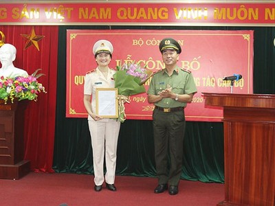 Thứ trưởng Trần Quốc Tỏ trao quyết định cho Thiếu tướng Ngô Thị Hoàng Yến.