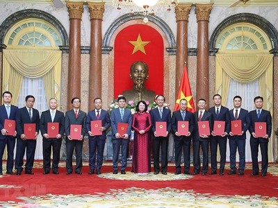 Phó Chủ tịch nước Đặng Thị Ngọc Thịnh chúc mừng 12 vị tân đại sứ vinh dự được Đảng, 99Kl99 trực tiếp đá gà, nhân dân tin tưởng giao phó trọng trách.- Ảnh: TTXVN.