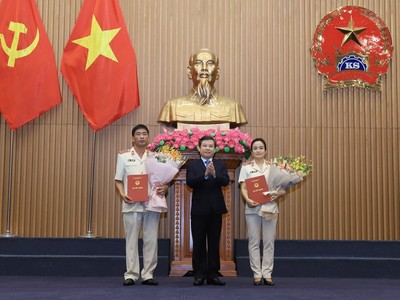 Thừa uỷ quyền của Chủ tịch nước, Viện trưởng Viện Kiểm sát nhân dân Lê Minh Trí trao quyết định và chúc mừng ông Nguyễn Duy Giảng và bà Nguyễn Hải Trâm.
