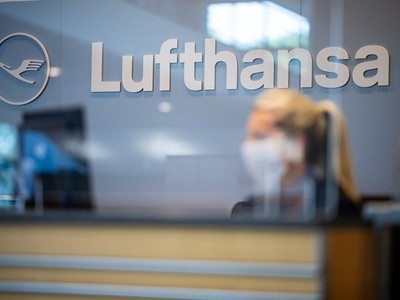 Nhân viên đeo khẩu trang làm việc trong một văn phòng của Lufthansa. Ảnh: DPA.